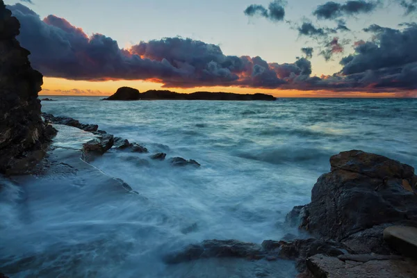 Avustralya 'da kayalık bir plajda gün batımı
