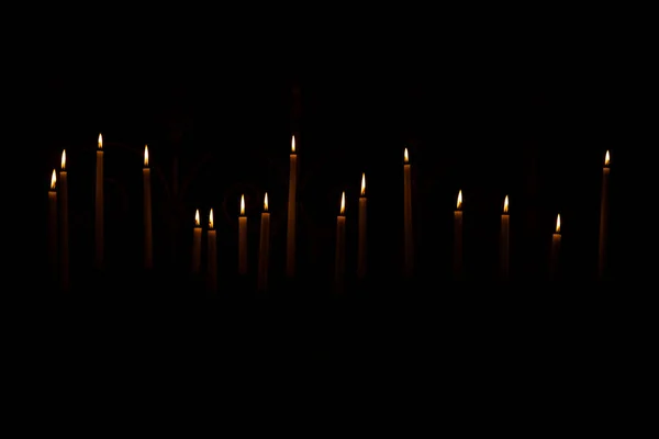 Fila di candele di luce in una chiesa — Foto Stock