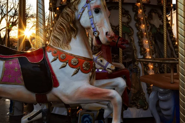 radio host met hoofd telefoonsCarousel. neşeli bir karnaval ata yuvarlak gitmek.