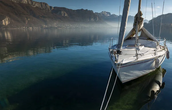 Лодка причалила к озеру Анси зимой — стоковое фото