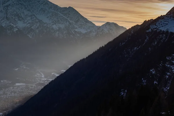 Montagnes empilées avec le soleil venant entre eux — Photo