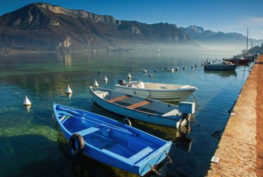 Kışın botlar Annecy Gölü 'ne yanaştı.
