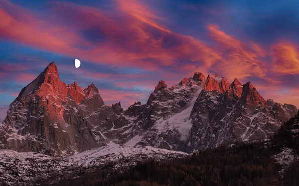 Coucher de soleil dans les Alpes françaises avec la lune — Photo