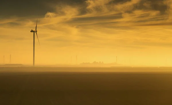 Güneşin doğuşunda ele geçirilen yel değirmeninin silüeti, Fransa