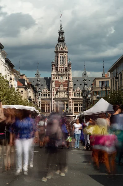Blurred people shopping close to a Town hall — Stock Photo, Image
