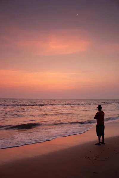 Susnet, Anjuna sahilinde sahilde bir adamla.