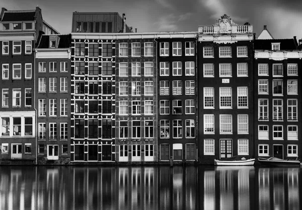 Черно-белое фото зданий с выпускным десятым фильтром в Амстердаме — стоковое фото