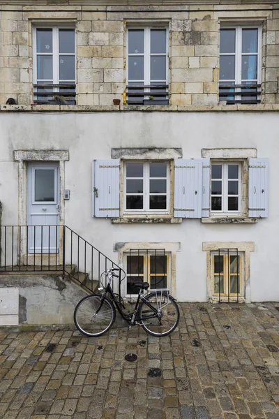 Fasada starego domu w La Rochelle Francja — Zdjęcie stockowe