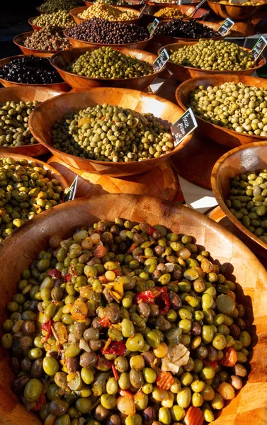 Sergilenen farklı zeytinlerden büyük kaseler