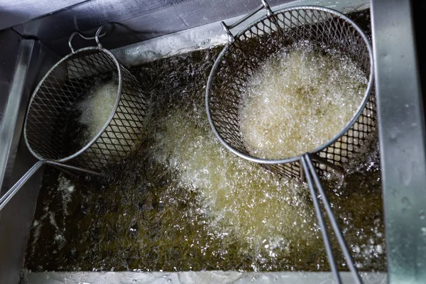 Mutfakta kızgın yağlı kızartma makinesi.