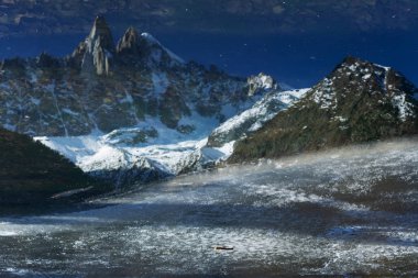 Fransız Alpleri 'nin yansımasıyla donmuş gölet.