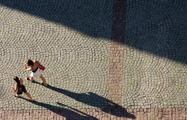 Fransa sokaklarında yürüyen insanların dikiz görüntüsü