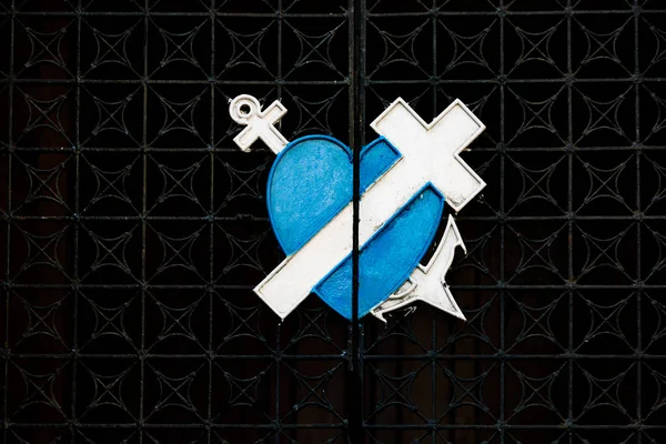 Символ християнства з серцем, хрестом і якорем. — стокове фото