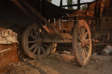 Kızılderili köyünde bir barakanın altında Bullock Cart