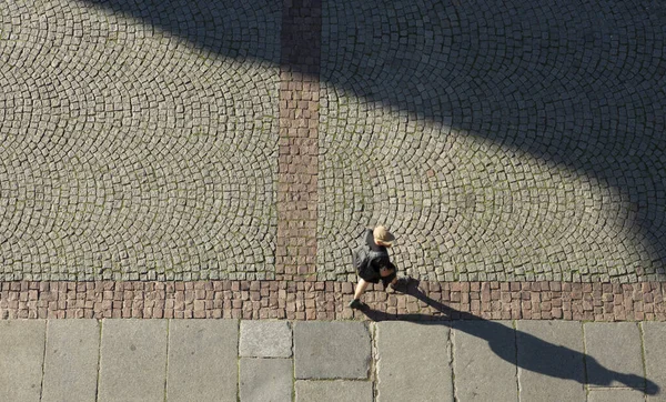 Fransa sokaklarında yürüyen bir insanın havadan görünüşü