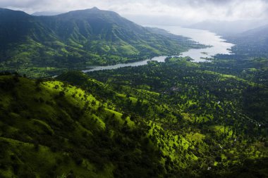 Yağmur mevsiminde Lonavala 'nın yeşil tepeleri çekilir
