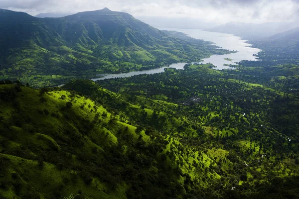 Gröna kullar av lonavala skott under regnperioden — Stockfoto