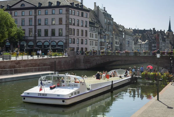 21 August 2018. Tourist boarding a boat docked on the river Ill in Strasbourg, France for the river boat tour. You can see strasbourg city architecture in the background. — Stock Photo, Image