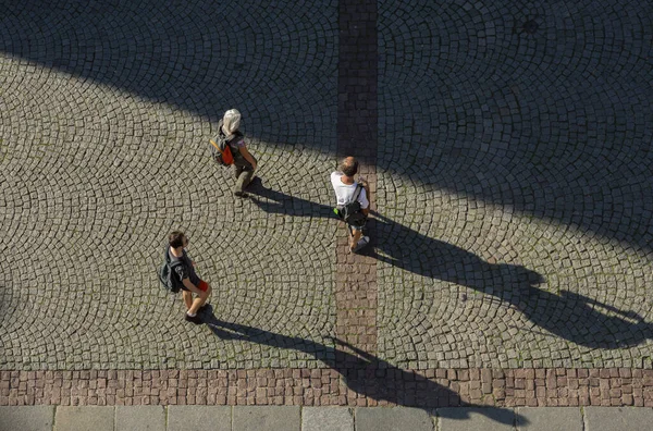 Вид с воздуха на людей, идущих по улицам Франции — стоковое фото