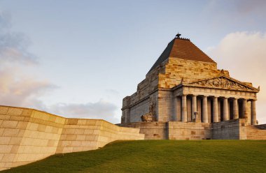 Melbourne, Avustralya 'da gün batımında çekilen Anma Tapınağı