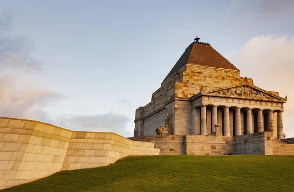 Melbourne, Avustralya 'da gün batımında çekilen Anma Tapınağı Stok Resim