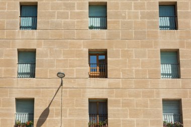 16 Ağustos 2018. Pencereleri olan eski bir binanın cephesi.