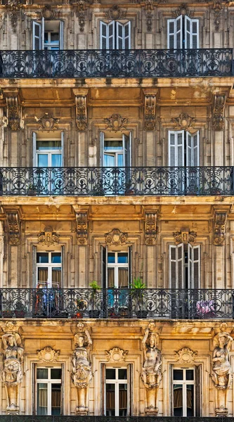 Ahşap pencereli antika eşyalar.