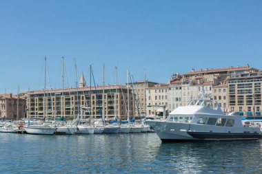 Marsilya 'nın eski limanına park edilmiş tekneler..
