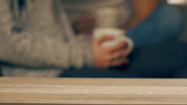 Bir adam masaya bir kahve fincanı koydu..