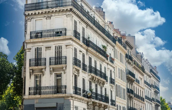 Foto do tradicional edifício francês em Marselha, França . — Fotografia de Stock