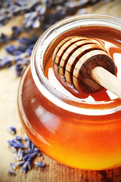 Крупный План Lavender Honey Glass Jar — стоковое фото
