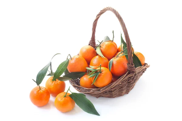 Tangerines Dans Panier Osier Isolé Sur Blanc — Photo