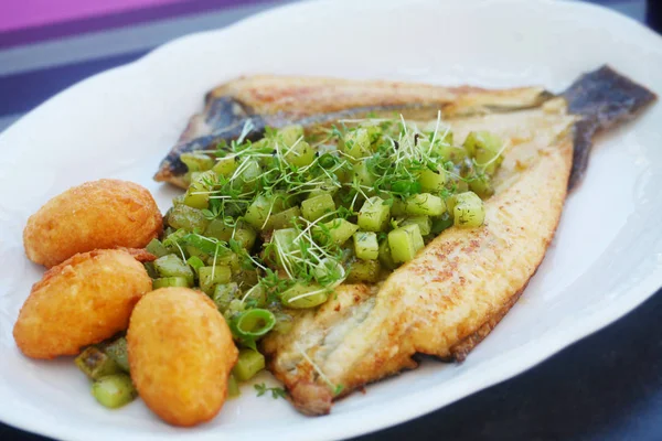 焼き魚や野菜を皿の上でクローズアップし ロイヤリティフリーのストック写真