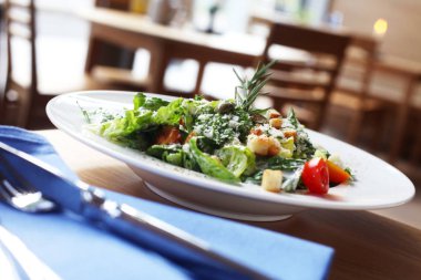 Restoranda sebzeli salatayı kapat.