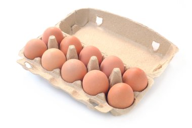 Kutudaki kahverengi yumurtalar beyaza izole edilmiş.