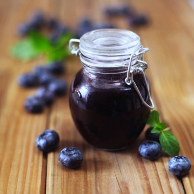 Yakın plan cam kavanoz yaban mersini reçeli.