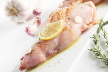 Tabakta malzemelerle marine edilmiş Tavşan Bacağı