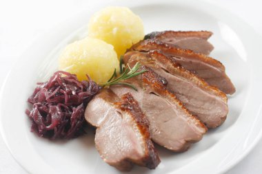 Izgara et, haşlanmış patates ve beyaz tabak.