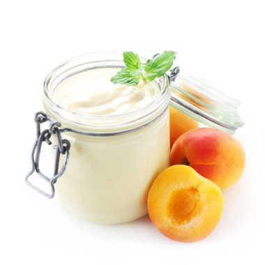 Taze meyve ve naneli yoğurt.