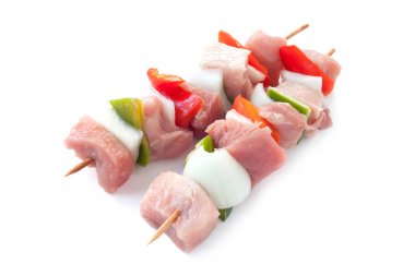 Et ve sebzeler beyaza izole edilmiş çubuklarla delinir.