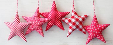 Ahşap arka planda noel süslerinin yakın plan çekimi..