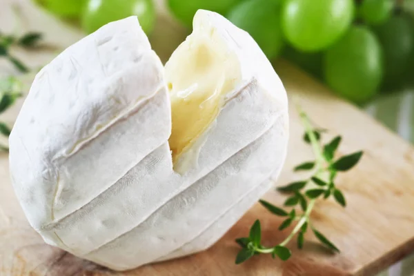 Close Shot Brie Cheese Met Druiven Houten Tafel — Stockfoto