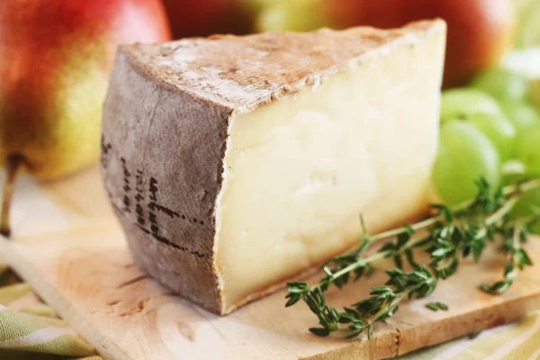 Primo Piano Formaggio Duro Sul Tavolo Legno — Foto Stock