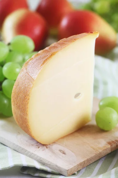 Čerstvý Krájený Sýr Zelené Hrozny — Stock fotografie