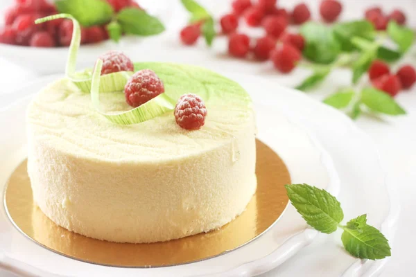 Nahaufnahme Von Käsekuchen Mit Frischen Erdbeeren Und Minze — Stockfoto