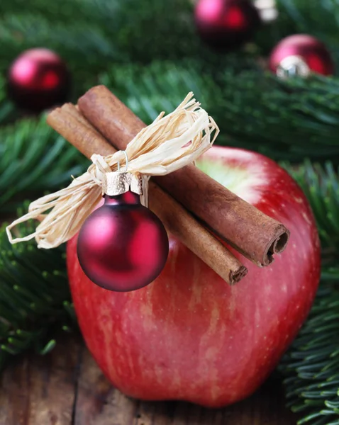 Roter Apfel Mit Zimt Und Weihnachtsdekoration — Stockfoto