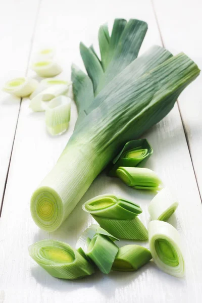 Frische Grüne Zwiebel Auf Weißem Holzhintergrund — Stockfoto