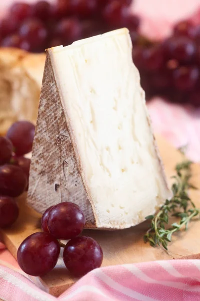 Close Shot Grapes Cheese Wooden Board — Stock Photo, Image