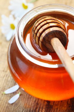 Cam kavanozdaki Bal 'ın yakın plan çekimi.