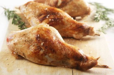 Beyaz arka planda tavuk bacaklarının yakın plan çekimi.